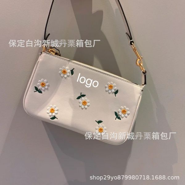 luxury design handbag 2021 koujia new 19 summer daisy embroidered armpit mahjong bag
luxury design handbag 2021 koujia new 19 summer daisy embroidered armpit mahjong bag