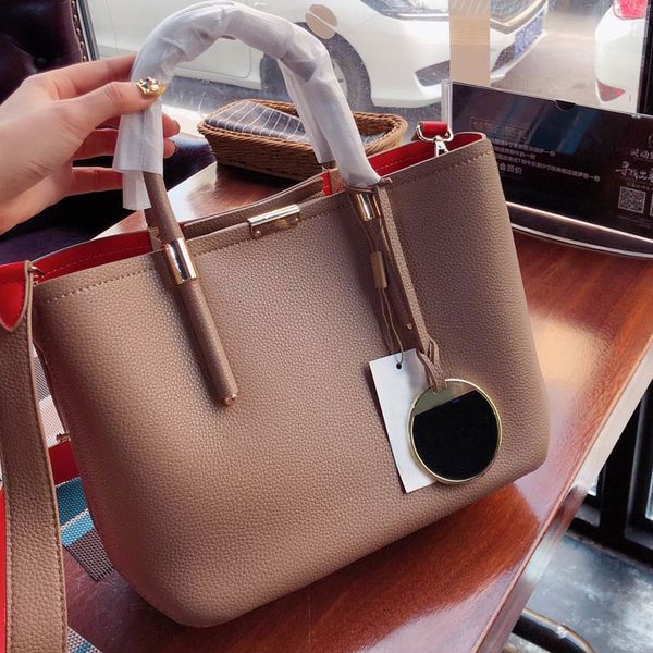 women's handbag shoulder bag crossbody wallet card fashion retro bag fashion leather metal sequin color matching
women's handbag shoulder bag crossbody wallet card fashion retro bag fashion leather metal sequin color matching