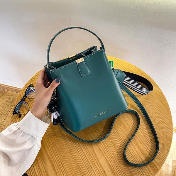 shoulder bags trendy all-match portable bucket bag female autumn 2021 wave high-end simple commuter messenger
shoulder bags trendy all-match portable bucket bag female autumn 2021 wave high-end simple commuter messenger