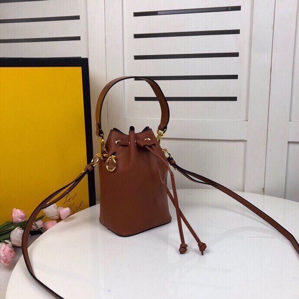 bucket style fashion cross body bags luxury womens design handbags shoulderbags genuine leather and alloy mini wallets women purse 12*10*18
bucket style fashion cross body bags luxury womens design handbags shoulderbags genuine leather and alloy mini wallets women purse 12*10*18