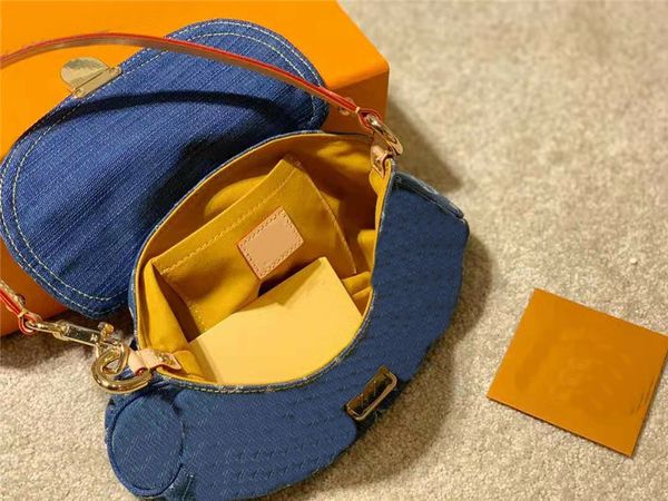 r luxury women blue denim baguette bags 2021 flower printing letter shoulder bag real leather strap gold buckle handbags retro wallets purse
r luxury women blue denim baguette bags 2021 flower printing letter shoulder bag real leather strap gold buckle handbags retro wallets purse