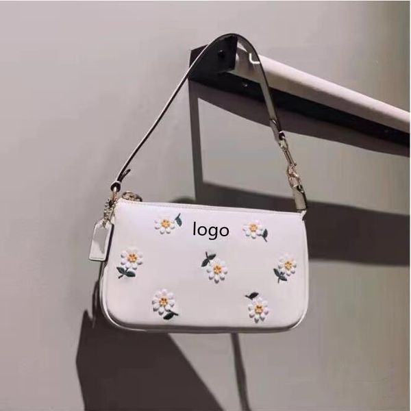 design hand family 2021 new small daisy mahjong embroidery soft leather fresh temperament single shoulder armpit bag, Red;black
design hand family 2021 new small daisy mahjong embroidery soft leather fresh temperament single shoulder armpit bag, Red;black