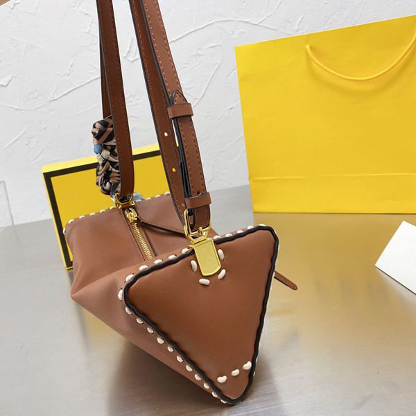 2021 designer'sbrand designer shoulder bag women's fashion luxury leather triangle underarm bags with box size 23*15cm
2021 designer'sbrand designer shoulder bag women's fashion luxury leather triangle underarm bags with box size 23*15cm