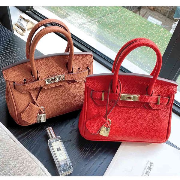 2021 new fashionable women's real leather with litchi pattern lock bride's cowhide one shoulder hand-held messenger bag
2021 new fashionable women's real leather with litchi pattern lock bride's cowhide one shoulder hand-held messenger bag