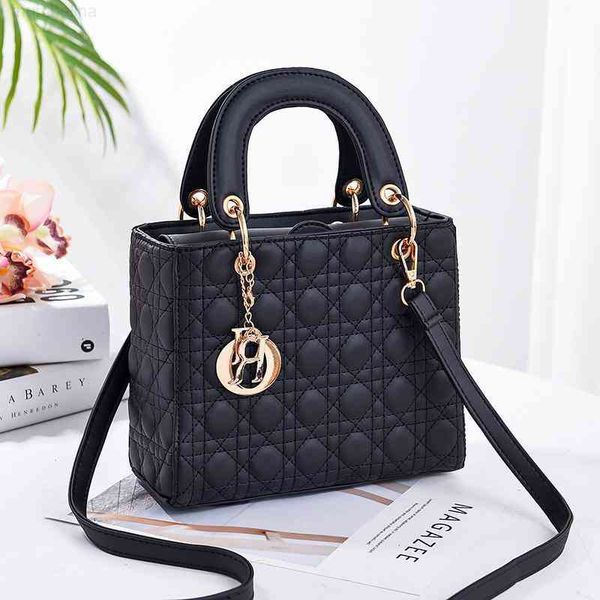 hand bag straight women's 2021 fashion small texture wide band embroidery slung rhombic chain square, Black;red
hand bag straight women's 2021 fashion small texture wide band embroidery slung rhombic chain square, Black;red