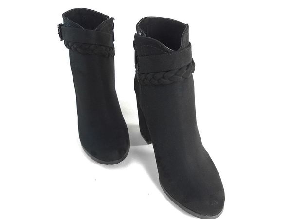 boots autumn winter woman black suede heeled belt knitting pattern detail round snout
boots autumn winter woman black suede heeled belt knitting pattern detail round snout