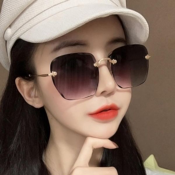 sunglasses doisyer fashionable rimless for women show slimming color gradient personality big face, White;black
sunglasses doisyer fashionable rimless for women show slimming color gradient personality big face, White;black