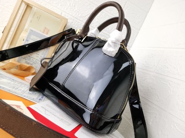 classic lady shell bag luxury designer patent leather handbag messengers detachable retro fashion one-shoulder portable messenger black
classic lady shell bag luxury designer patent leather handbag messengers detachable retro fashion one-shoulder portable messenger black