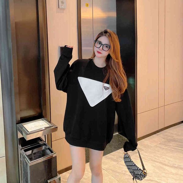 2022 autumn and winter new pra couple style collage metal triangle round neck long sleeve casual sweater for men women, Black
2022 autumn and winter new pra couple style collage metal triangle round neck long sleeve casual sweater for men women, Black