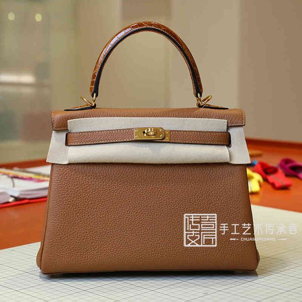 designer handbags 2021 handmade herme kellys bag togo leather alligator handle golden brown kl25cm gold buckle single shoulder messenger bag
designer handbags 2021 handmade herme kellys bag togo leather alligator handle golden brown kl25cm gold buckle single shoulder messenger bag