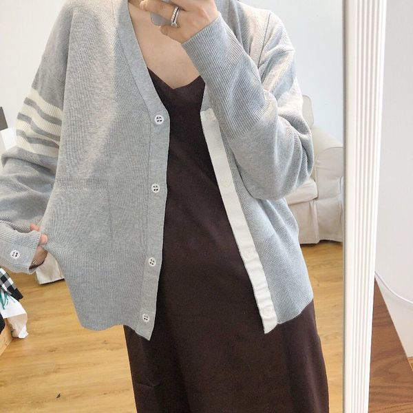 tb college style wool knitted cardigan 21 autumn four bar stripe long sleeve v-neck short grey coat, feminine and versatile, White;black
tb college style wool knitted cardigan 21 autumn four bar stripe long sleeve v-neck short grey coat, feminine and versatile, White;black