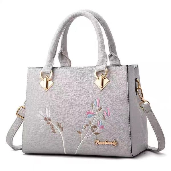 2021 classic designer fashion messenger bag, women's handbag shoulder messenger purse leather palm rough skin matte hardware saddle bag
2021 classic designer fashion messenger bag, women's handbag shoulder messenger purse leather palm rough skin matte hardware saddle bag