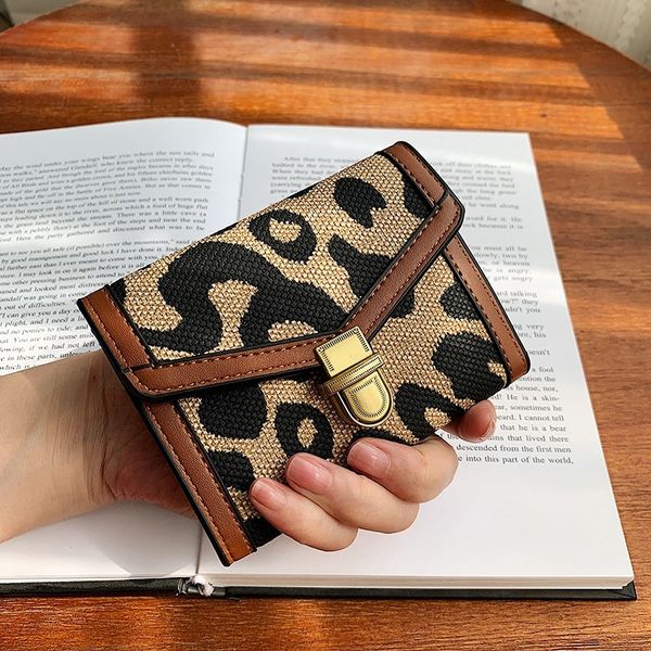 wallet 2021 women's long buckle three fold leather bag korean version multi card holder handbag fashion multi-functional trend, Red;black
wallet 2021 women's long buckle three fold leather bag korean version multi card holder handbag fashion multi-functional trend, Red;black