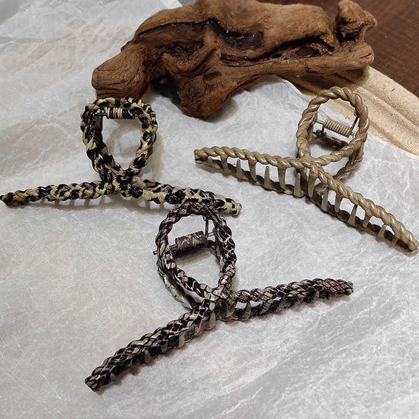 grabbing korean lazy curl large shark show field wood grain dumb hair clip headdrs, Golden;silver
grabbing korean lazy curl large shark show field wood grain dumb hair clip headdrs, Golden;silver