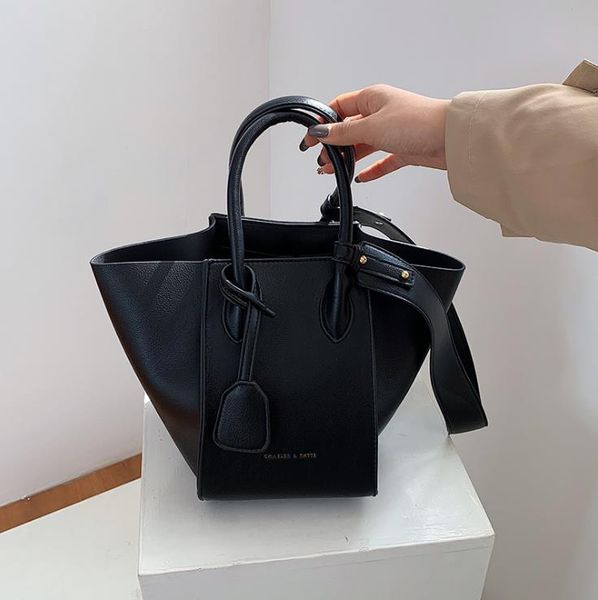 spring/summer ladies small bags 2021 trendy fashion western style shoulder bag design luxury handbag
spring/summer ladies small bags 2021 trendy fashion western style shoulder bag design luxury handbag