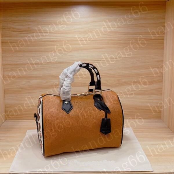 2021 women messenger travel bag classic style fashion bags shoulder lady totes handbags speedy with key lock
2021 women messenger travel bag classic style fashion bags shoulder lady totes handbags speedy with key lock