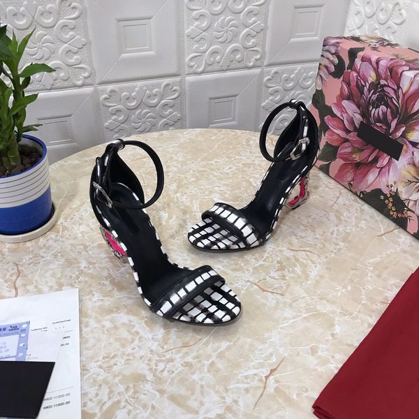 2021ss luxury designer brand shoes women new high-heel sandals with large gold buckle heel 9.5cm and box size34-42, Red;white
2021ss luxury designer brand shoes women new high-heel sandals with large gold buckle heel 9.5cm and box size34-42, Red;white
