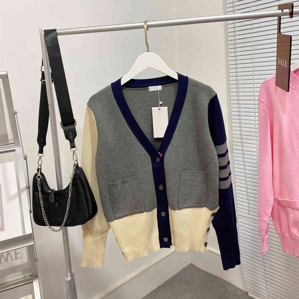 design clothing + autumn 2021 new women's wear contrast stripe long sleeve loose knit cardigan coat, White;black
design clothing + autumn 2021 new women's wear contrast stripe long sleeve loose knit cardigan coat, White;black