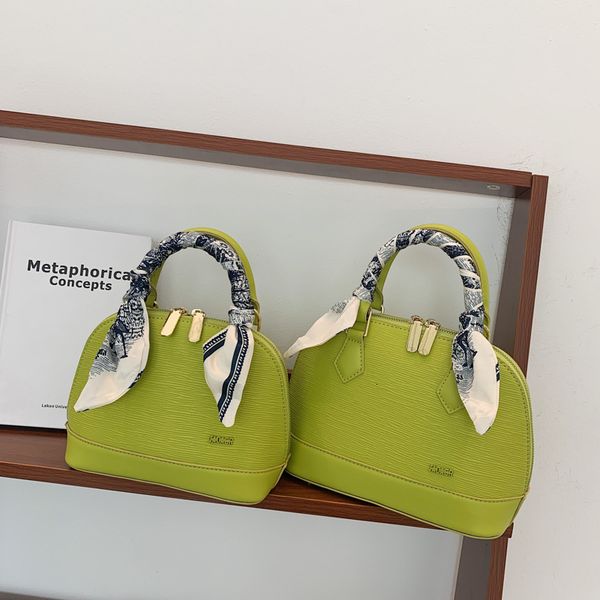 handbag simple temperament small bag 2021 women's summer 2021 portable single shoulder messenger is popular this year
handbag simple temperament small bag 2021 women's summer 2021 portable single shoulder messenger is popular this year