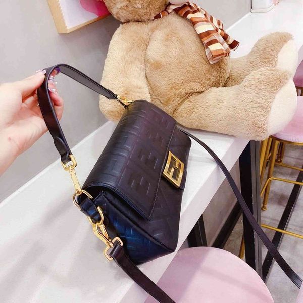 luxury designer bag women classic ff leather club fashion 2021 light color cross carrying hand imvs
luxury designer bag women classic ff leather club fashion 2021 light color cross carrying hand imvs