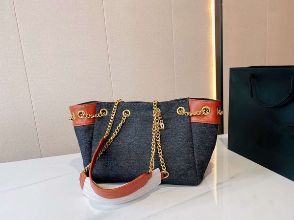2021 cae shopping bag black quality super good metal chain shoulder strap fashionable high-end designer bag casual and versatile style
2021 cae shopping bag black quality super good metal chain shoulder strap fashionable high-end designer bag casual and versatile style