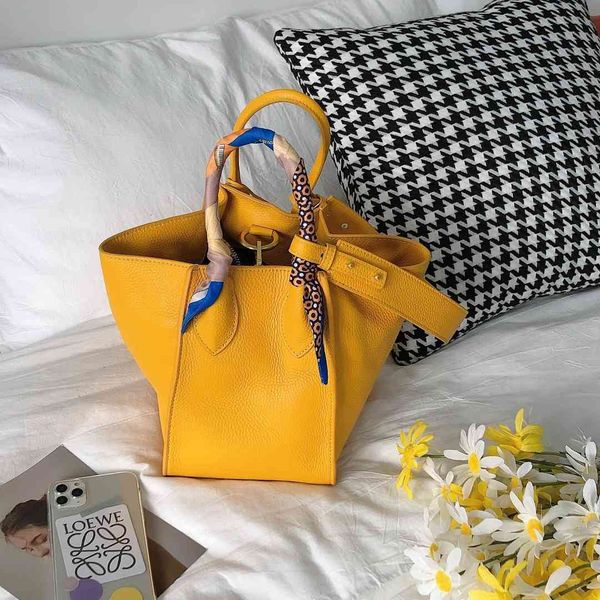designer bagsvegetable basket bucket bag 25cm fashion good-looking and practical leather large-capacity soft one-shoulder portable lady togo
designer bagsvegetable basket bucket bag 25cm fashion good-looking and practical leather large-capacity soft one-shoulder portable lady togo