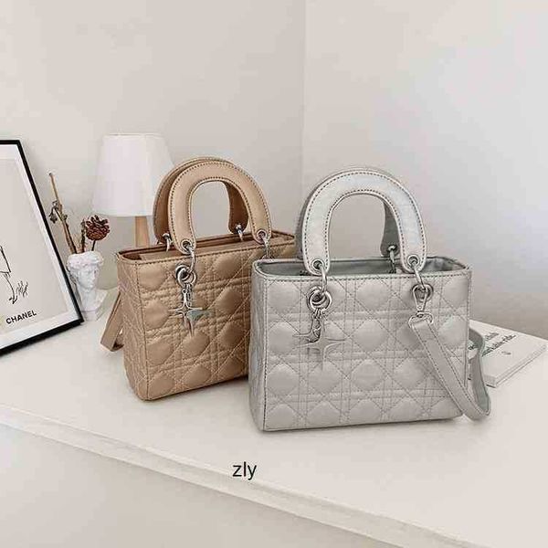 2021 new four seasons diana quality soft face one shoulder slant cross portable versatile fashion women's bag zly zly
2021 new four seasons diana quality soft face one shoulder slant cross portable versatile fashion women's bag zly zly