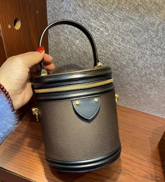 2021 cosmetic bags beauty case reverse coated canvas petite size crossbody removable strap drum shoulder bag one handle cylinder mini
2021 cosmetic bags beauty case reverse coated canvas petite size crossbody removable strap drum shoulder bag one handle cylinder mini