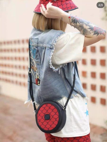 2021 women's retro round cake bag can be packed in one shoulder cross carry gift box
2021 women's retro round cake bag can be packed in one shoulder cross carry gift box