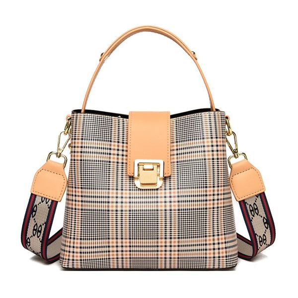 evening bags 2021 luxury design women handbag durable pvc shoulder bag fashion female casual tote girls shopping sac
evening bags 2021 luxury design women handbag durable pvc shoulder bag fashion female casual tote girls shopping sac