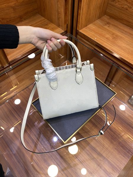 high fashion buckle absorption one inclined shoulder bag style the latest symbol obagsf high-end luxury goods
high fashion buckle absorption one inclined shoulder bag style the latest symbol obagsf high-end luxury goods