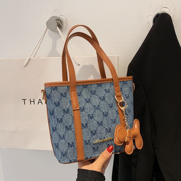 2021 portable shoulder bag messenger lady temperament fresh small bag printed personalized
2021 portable shoulder bag messenger lady temperament fresh small bag printed personalized
