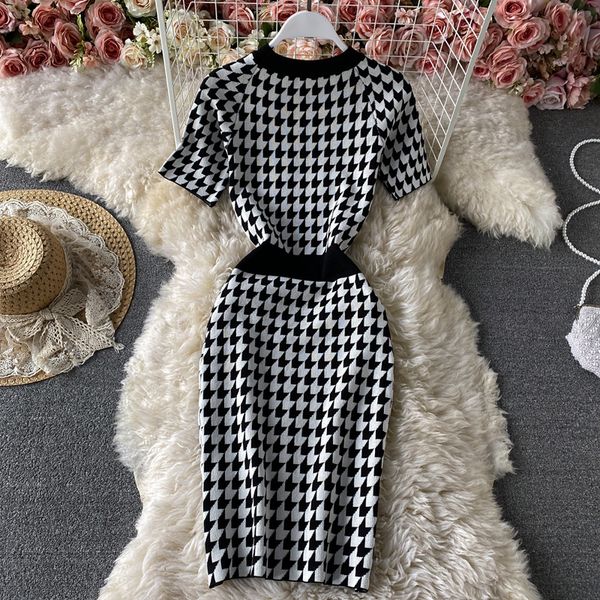 new fashion summer dress 2021 women vintage o-neck short sleeve houndstooth knitted dress woman single-breasted pencil dressswimwear bathing, Black;gray
new fashion summer dress 2021 women vintage o-neck short sleeve houndstooth knitted dress woman single-breasted pencil dressswimwear bathing, Black;gray