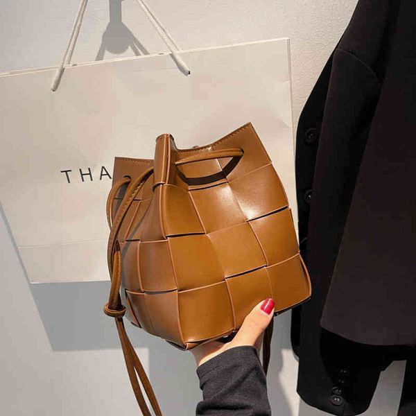 bags handbags autumn winter texture 2021 women's ins small woven messenger fashion versatile bucket, Black;red 
bags handbags autumn winter texture 2021 women's ins small woven messenger fashion versatile bucket, Black;red