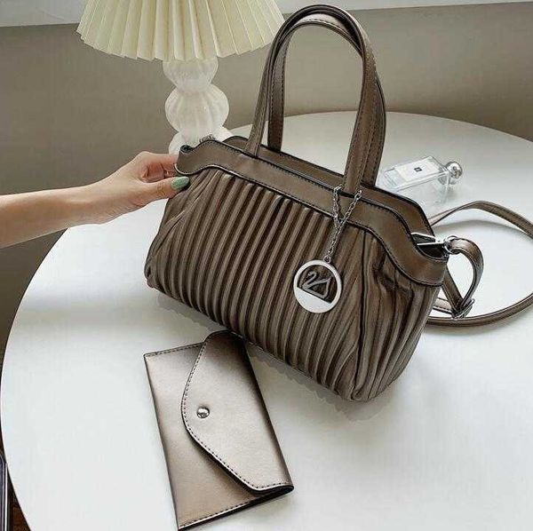 factory outlet women leathers shoulder bag elegant atmospheric stripe fold handbags simple fashion leather handbag large capacity solid colo, Black;red
factory outlet women leathers shoulder bag elegant atmospheric stripe fold handbags simple fashion leather handbag large capacity solid colo, Black;red