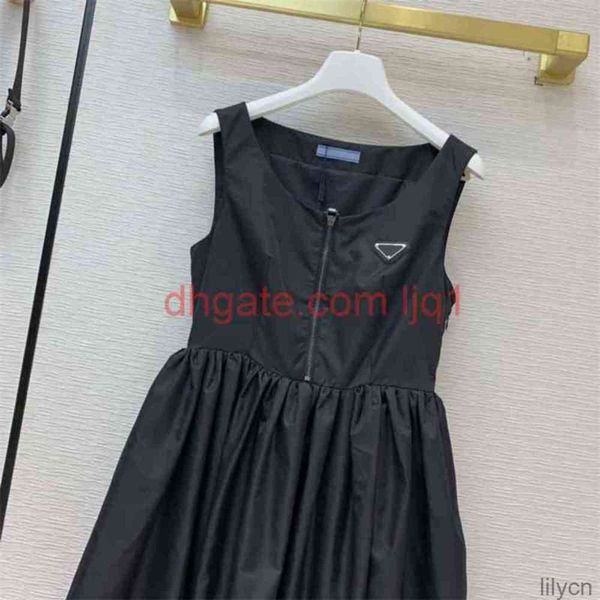 casual dresses re-nylon eco series sleeveless causal cap sleeve inverted triangle black color midi dress with recycle mark, Black;gray
casual dresses re-nylon eco series sleeveless causal cap sleeve inverted triangle black color midi dress with recycle mark, Black;gray