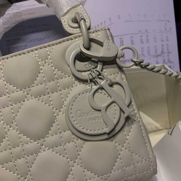 d 2021 casual and fashionable hand-held cross carry small fragrance leather princess bag handbag
d 2021 casual and fashionable hand-held cross carry small fragrance leather princess bag handbag
