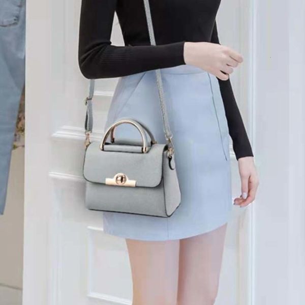 2021ladi crossbody bags casual light gray shoulder bag buckle style artificial leather material with box
2021ladi crossbody bags casual light gray shoulder bag buckle style artificial leather material with box