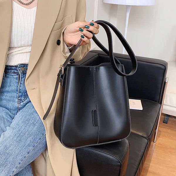 large capacity bag women's 2021 autumn and winter fashion versatile broadband menger high sense one shoulder bucket
large capacity bag women's 2021 autumn and winter fashion versatile broadband menger high sense one shoulder bucket