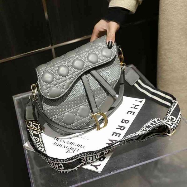 2021 new korean quality rhombic letter saddle bag versatile portable one shoulder messenger for female students zly zly bags handbag women l
2021 new korean quality rhombic letter saddle bag versatile portable one shoulder messenger for female students zly zly bags handbag women l