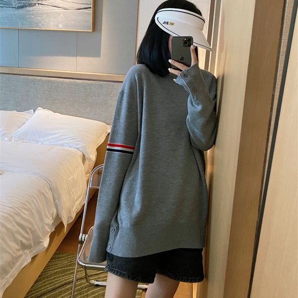 2021 early autumn new college tb arm stripe contrast round neck knitted pullover top, White;black
2021 early autumn new college tb arm stripe contrast round neck knitted pullover top, White;black