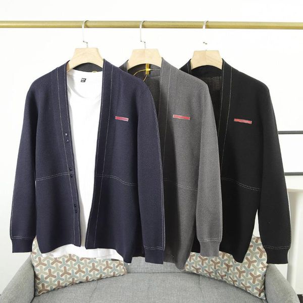 men's sweaters 2021 autumn classic casual pure color knitted red leather label cardigan jacket high quality, White;black
men's sweaters 2021 autumn classic casual pure color knitted red leather label cardigan jacket high quality, White;black