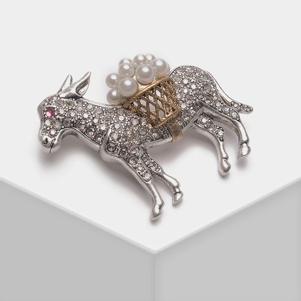amorita donkey design pearl retro hollow brooch, Gray
amorita donkey design pearl retro hollow brooch, Gray
