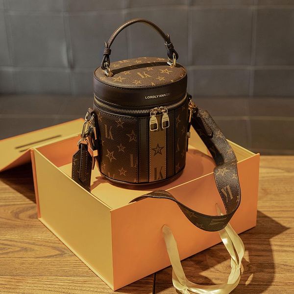 evening bags exquisite cowhide leather cylindrical bucket bag for women 2021 printed texture one-shoulder messenger ladies lipstick purse
evening bags exquisite cowhide leather cylindrical bucket bag for women 2021 printed texture one-shoulder messenger ladies lipstick purse