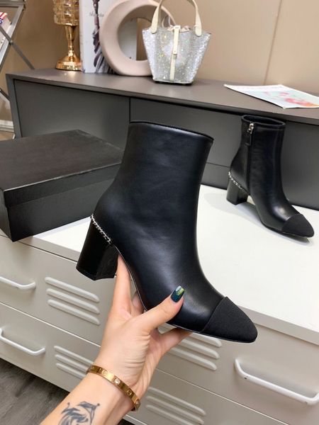 2021 new women and girls ankle boots martin casual flat fashion comfortable high heel zip chain design sell with box, Black
2021 new women and girls ankle boots martin casual flat fashion comfortable high heel zip chain design sell with box, Black