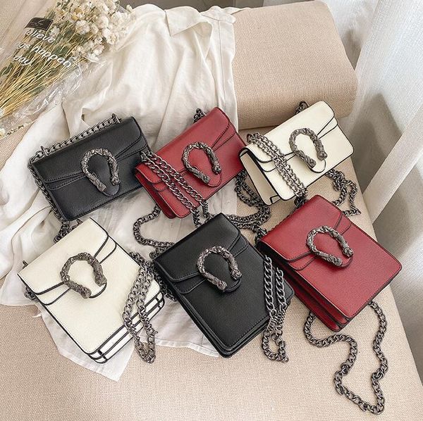 wholesale women leather shoulder bag retro personality silver buckle chain bags joker vertical solid color leatheres handbag street trend le, Black;red
wholesale women leather shoulder bag retro personality silver buckle chain bags joker vertical solid color leatheres handbag street trend le, Black;red