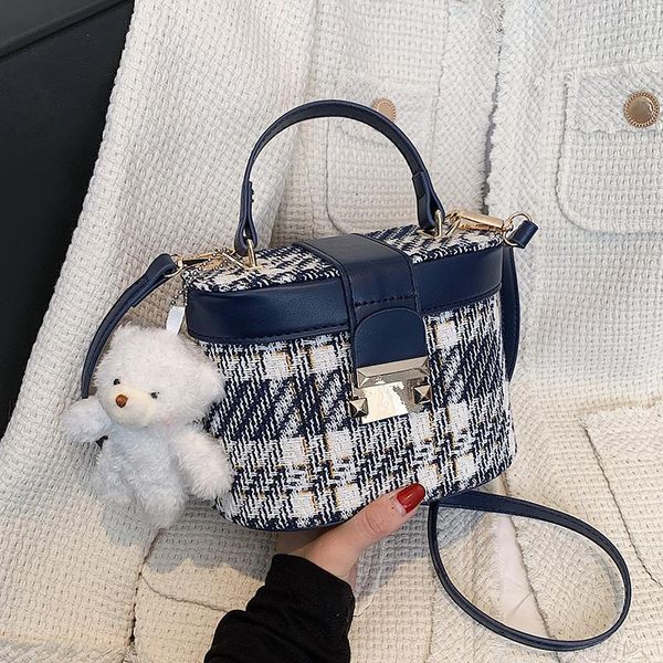 evening bags niche design bag 2021 female autumn messenger fashion handbag shoulder box width: 19cm
evening bags niche design bag 2021 female autumn messenger fashion handbag shoulder box width: 19cm