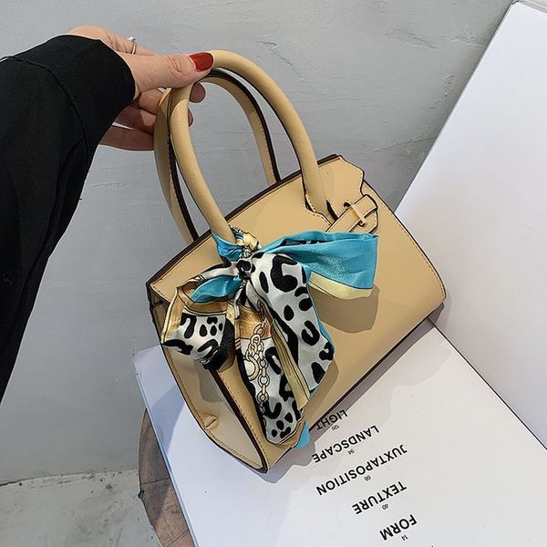 70% factory store capacity hand big 2021 simple fashion single shoulder messenger silk scarf bag
70% factory store capacity hand big 2021 simple fashion single shoulder messenger silk scarf bag