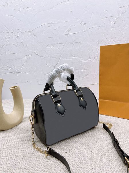 2021 classic luxury women's and girls shopping bag street shoulder crossbody pillow fashion print selling authentic leather
2021 classic luxury women's and girls shopping bag street shoulder crossbody pillow fashion print selling authentic leather