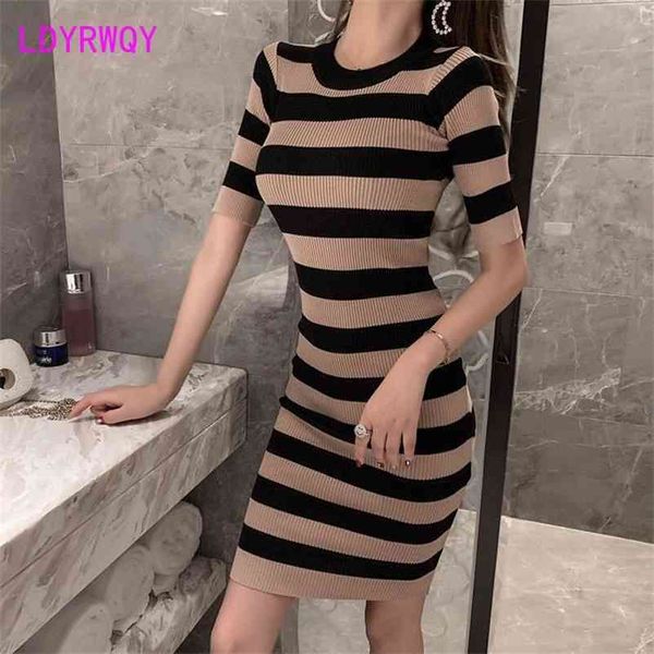 ldyrwqy fashion all-match temperament round neck striped color matching slim fit buttocks knitted dres 210603, Black;gray
ldyrwqy fashion all-match temperament round neck striped color matching slim fit buttocks knitted dres 210603, Black;gray